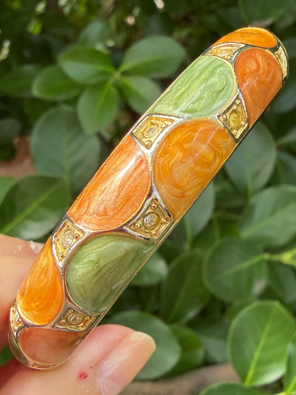 VINTAGE ORANGE GREEN PEARLIZED ENAMEL RHINESTONES HINGED BANGLE BRACELET GOLDTON